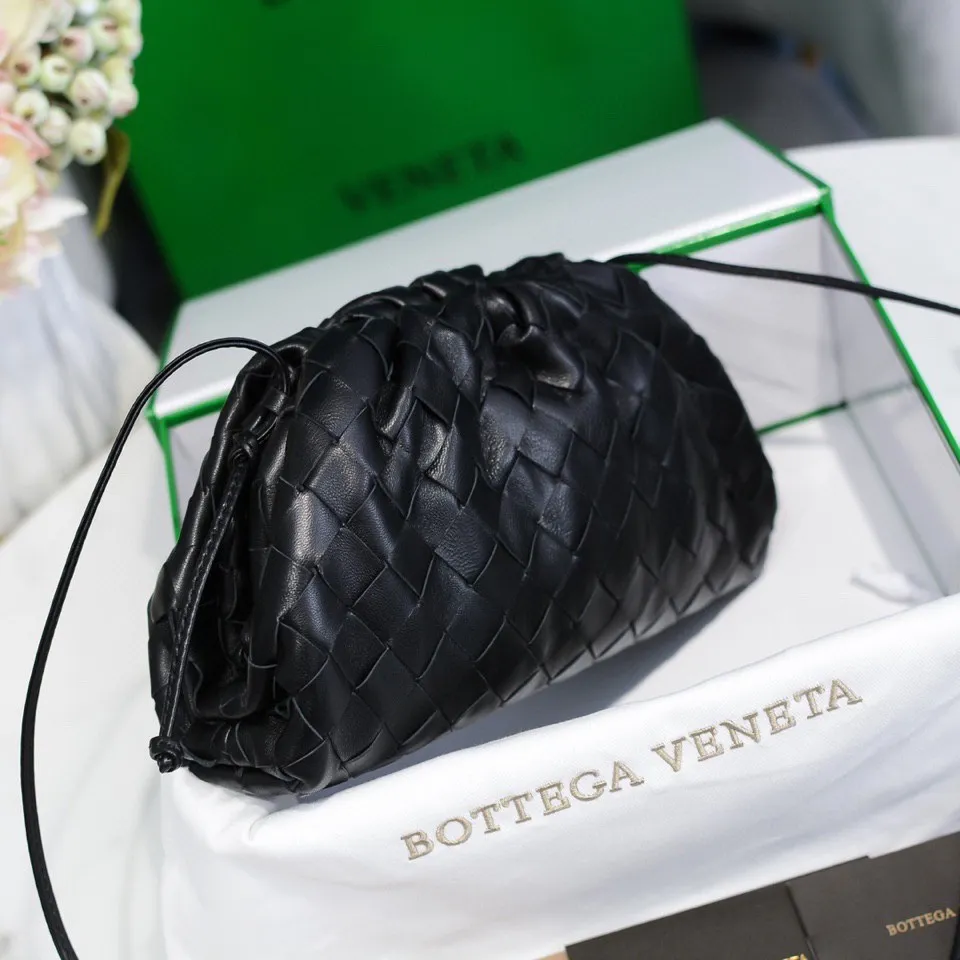 Batch 1260 Real shots👇Large plaid weaving The pouch cloud bag is the first series designed by former Celine designer Daniel Lee after joining BV. The upper body is extremely ecstatic ~ fashionable and classy ~ elegant and concise, lazy and intellectual size: 23*13*8 [Little Cloud Rough Weave#]